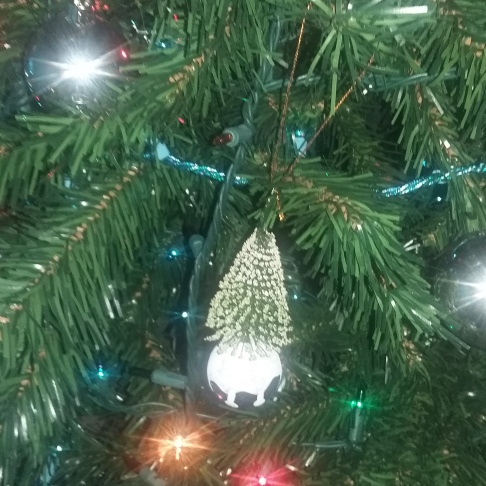 The 'popcorn' tree ornament L calls it